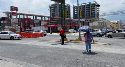 Peatones sufren al cruzar Miguel Alemán y calle Madrid, en Guadalupe