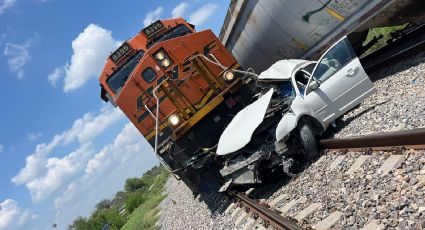 Mueren mujer y niño en choque entre tren y auto en Anáhuac, NL