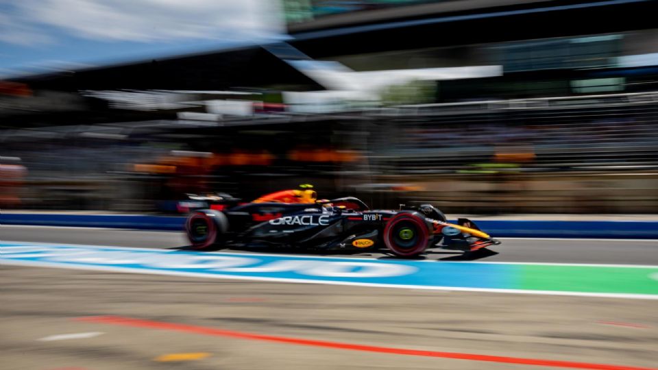 Sergio Pérez, piloto de Red Bull Racing, de México, en acción durante la sesión de práctica libre, en Spielberg, Austria | EFE/EPA/MARTIN DIVISEK