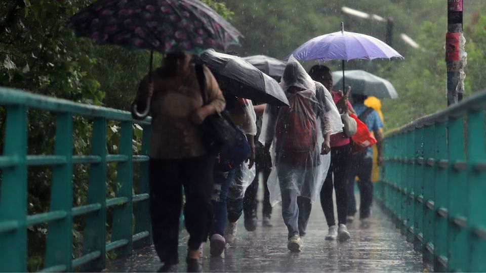 Personas bajo la lluvia en Monterrey