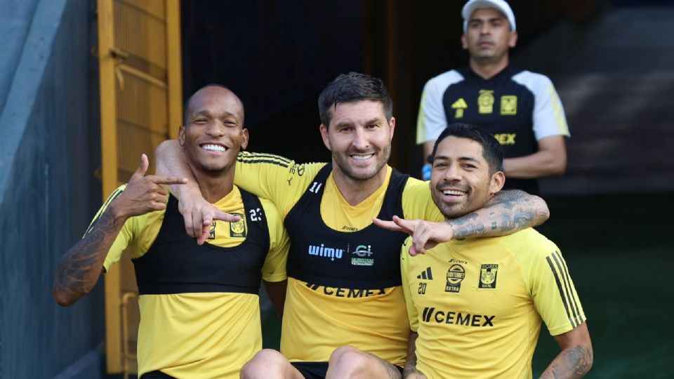 Luis Quiñones, Andre-pierre Gignac y Javier Aquino previo a un entrenamiento