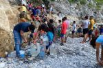 Habitantes de Santa Catarina van al parque La Huasteca a recolectar agua