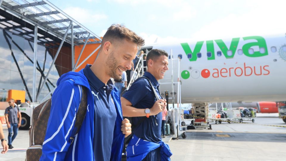 Sergio Canales y Héctor Moreno a punto de tomar un avión.