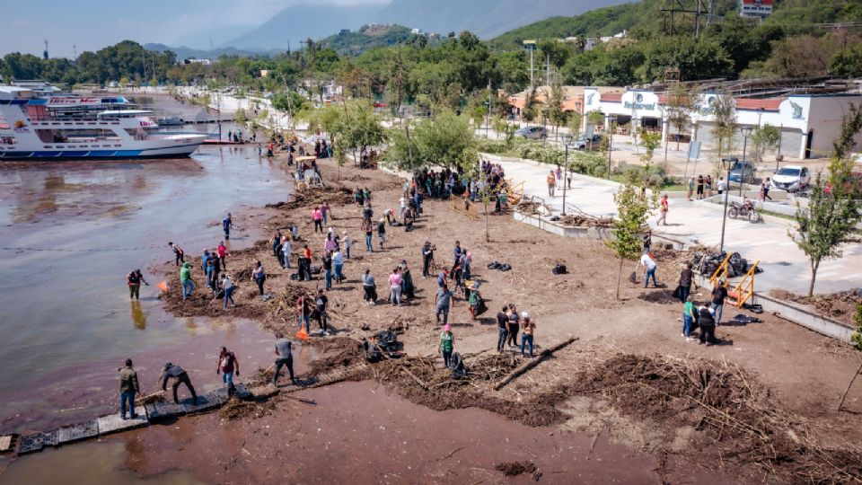 Ciudadanos acuden a limpiar la presa La Boca, en Santiago, NL.