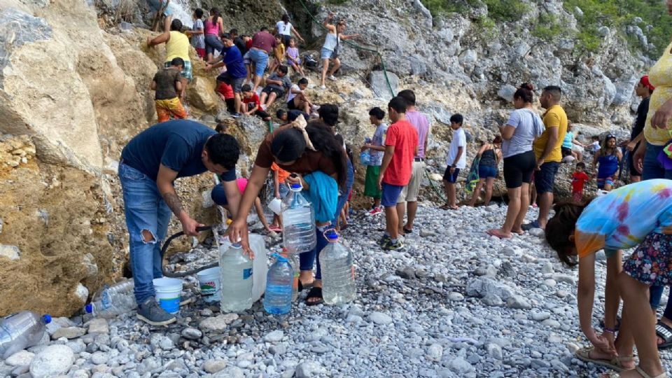 Habitantes de Santa Catarina van al parque La Huasteca a recolectar agua