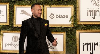 Neymar subasta una zapatilla bañada en oro para recaudar fondos