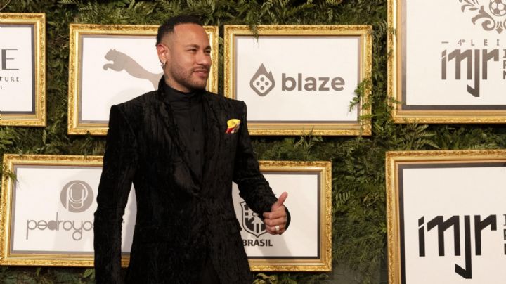 Neymar subasta una zapatilla bañada en oro para recaudar fondos