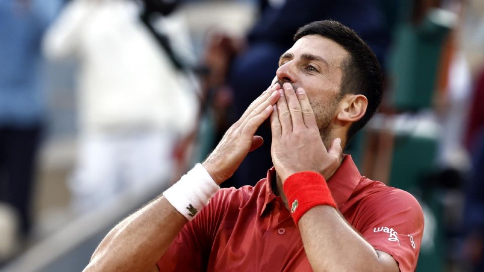 Novak Djokovic avanza a cuartos de final…Pero se lesiona la rodilla.