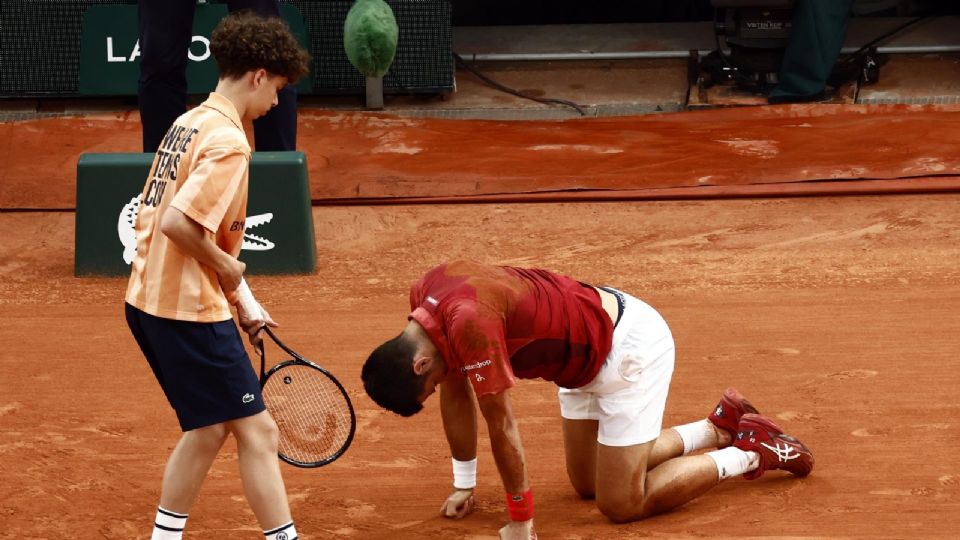 Djokovic aseguró que sintió un dolor en la rodilla derecha y ahora se someterá a pruebas para comprobar si puede seguir adelante.