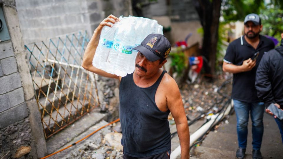 Hombre damnificado por la tormenta Alberto en Nuevo León.