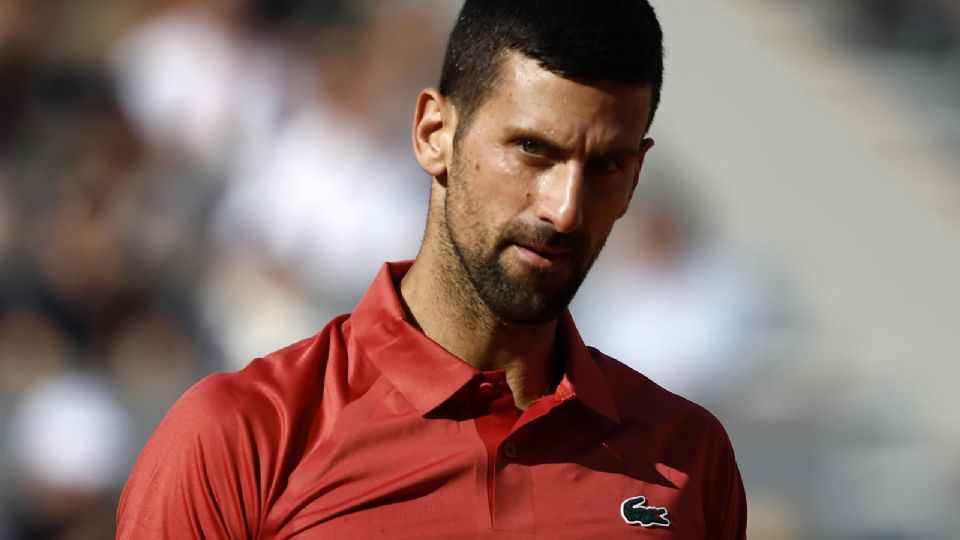 Novak Djokovic, actual campeón de Roland Garros, se retira del torneo por la lesión de la rodilla derecha que sufrió en octavos de final contra el argentino Francisco Cerúndolo.