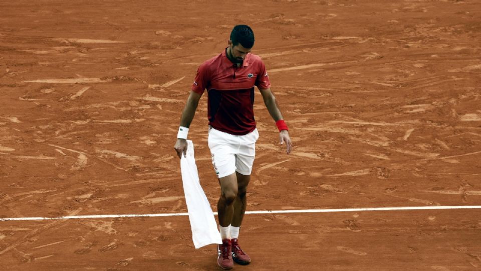 Novak Djokovic anuncia su baja en octavos de final debido a un desgarro en la rodilla derecha.