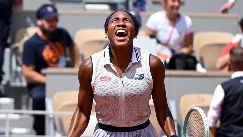 Coco Gauff, de Estados Unidos, celebra su victoria en el partido de cuartos de final de individuales femeninos contra Ons Jabeur, de Túnez.