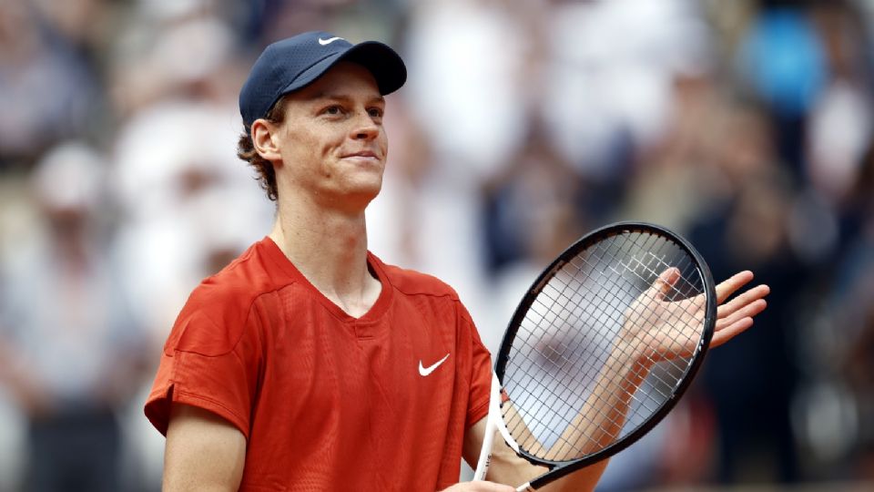 Jannik Sinner, de Italia, celebra haber ganado su partido de cuartos de final contra Grigor Dimitrov de Bulgaria.