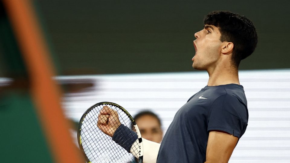 Carlos Alcaraz reacciona después de ganar un punto durante su partido de cuartos de final contra Stefanos Tsitsipas.