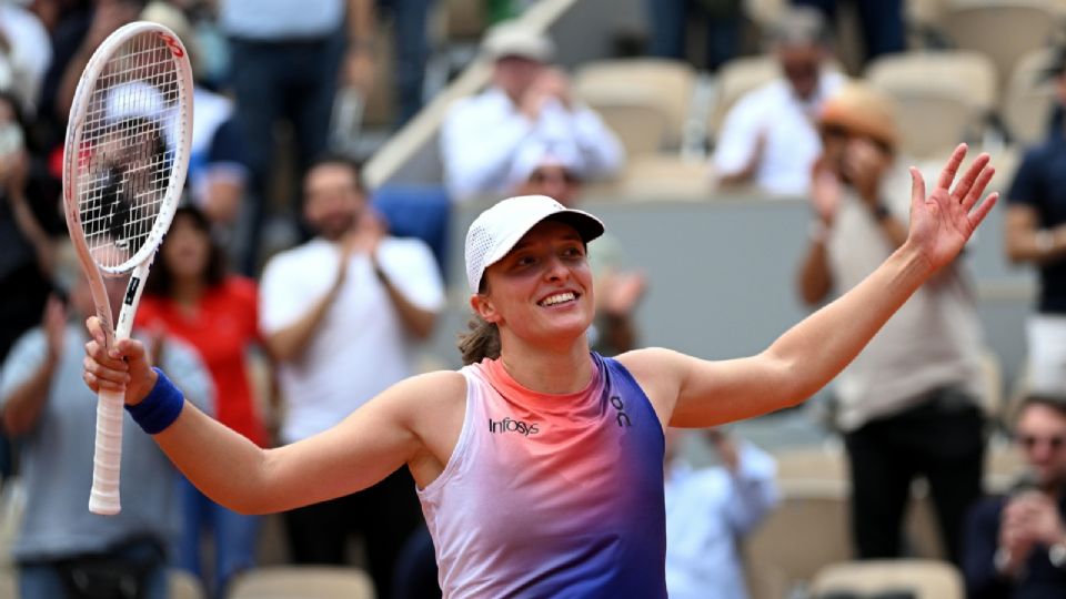 Iga Swiatek celebra ganar su partido de cuartos de final contra Marketa Vondrousova.