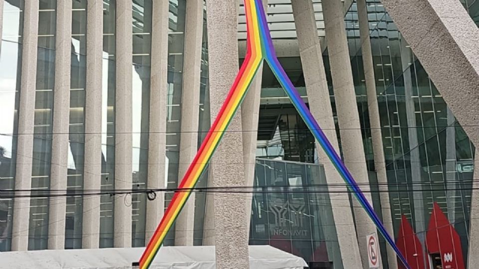 Infonavit reprueba destrucción de bandera LGBT de su sede.