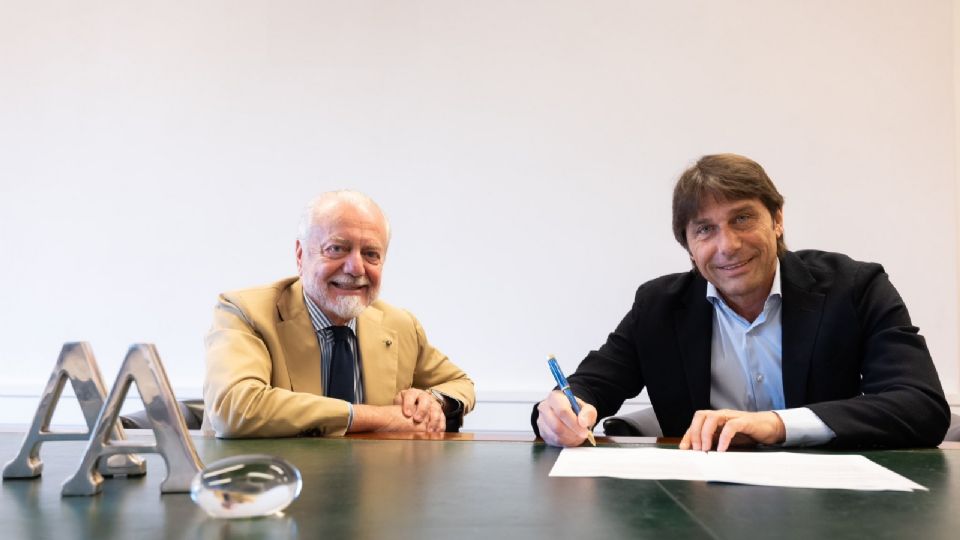 Aurelio De Laurentiis, presidente de Napoles, junto a Antonio Conte, nuevo entrenador del equipo