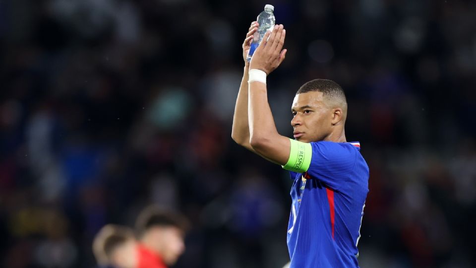 Kylian Mbappe de Francia celebra después de ganar el partido amistoso entre Francia y Luxemburgo.