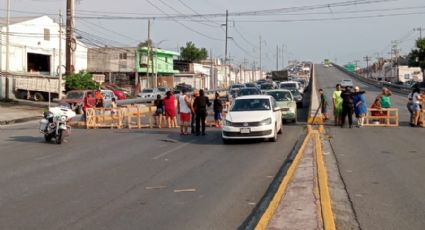 Vecinos sin luz bloquean avenida Bernardo Reyes, en Monterrey