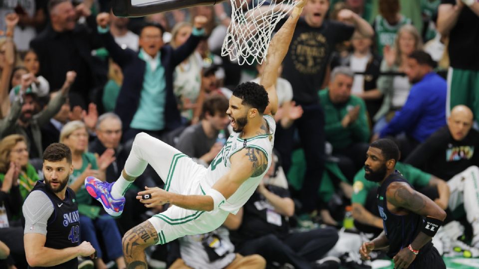 El alero de los Boston Celtics, Jayson Tatum, encesta la pelota para dos puntos contra los Dallas Mavericks duranta el Juego 1 de la Final de la NBA