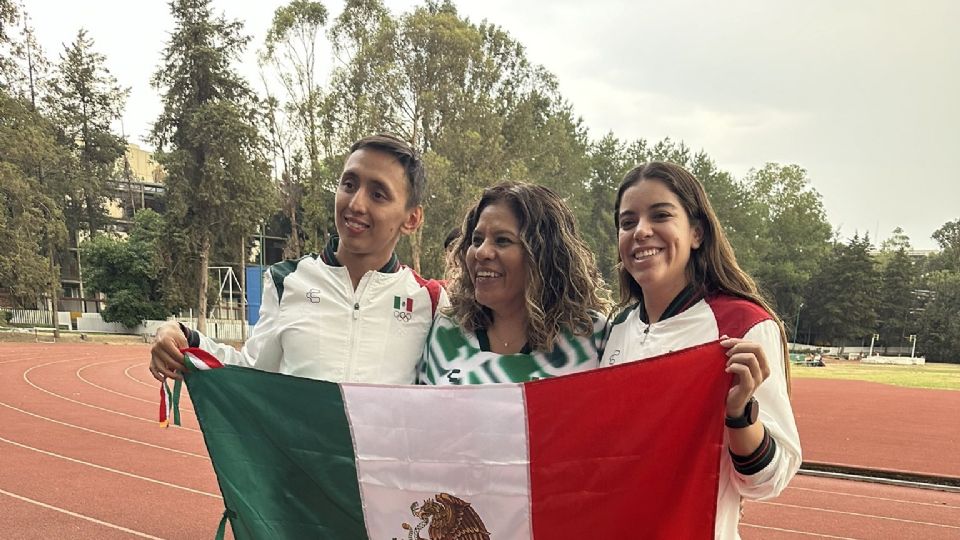 Alejandra Orozco y Emiliano Hernández posan junto a la presidenta del Comité Olímpico Mexicano, Mary José Alcalá después de ser nombrado abanderados de México en los Juegos Olímpicos