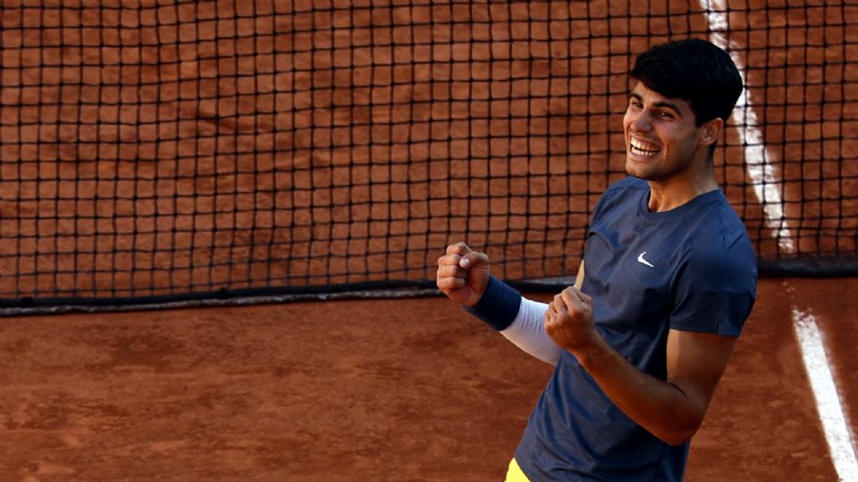 Carlos Alcaraz celebra haber ganado su partido de semifinales contra Jannik Sinner en Roland Garros