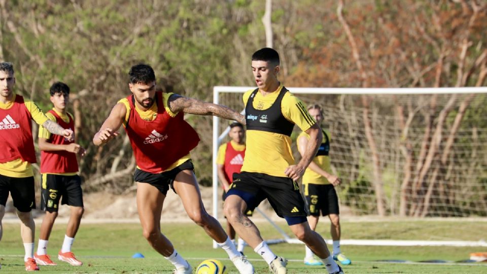 Juan Brunetta disputa un balón en el primer día de pretemporada de Tigres en la Riviera Maya