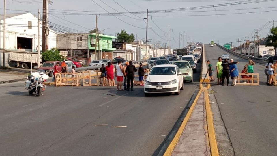 Vecinos bloquean avenida Bernardo Reyes