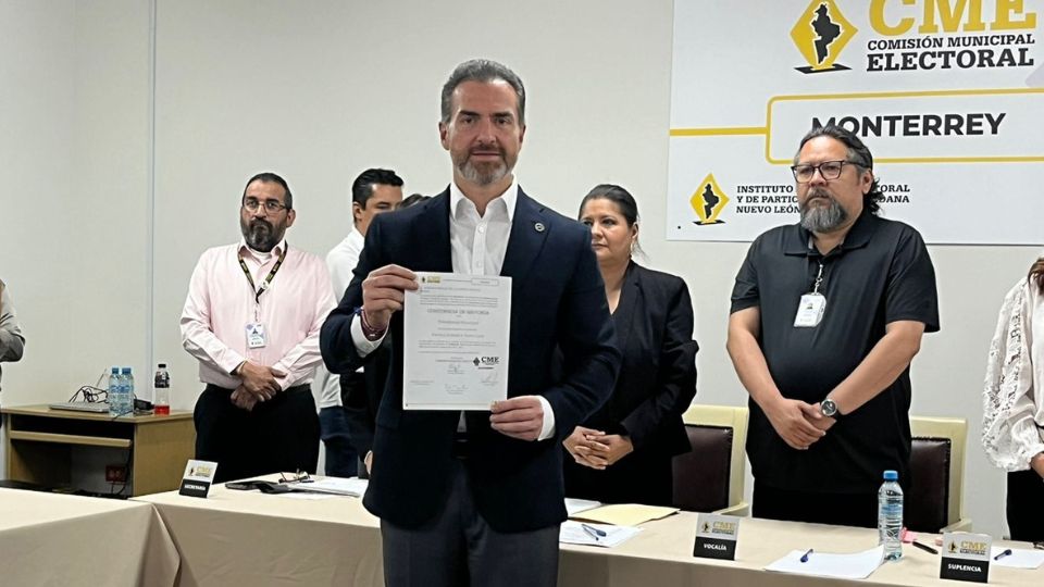 Adrián de la Garza durante la entrega de su constancia de mayoría que lo acreditan como alcalde electo de Monterrey, 7 de junio de 2024.