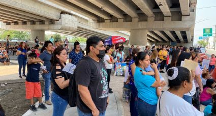 Padres acompañan a sus hijos a examen de admisión a preparatorias de la UANL