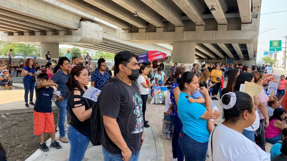 adres de familia acompañan a sus hijos al examen de admisión a preparatorias de la UANL.