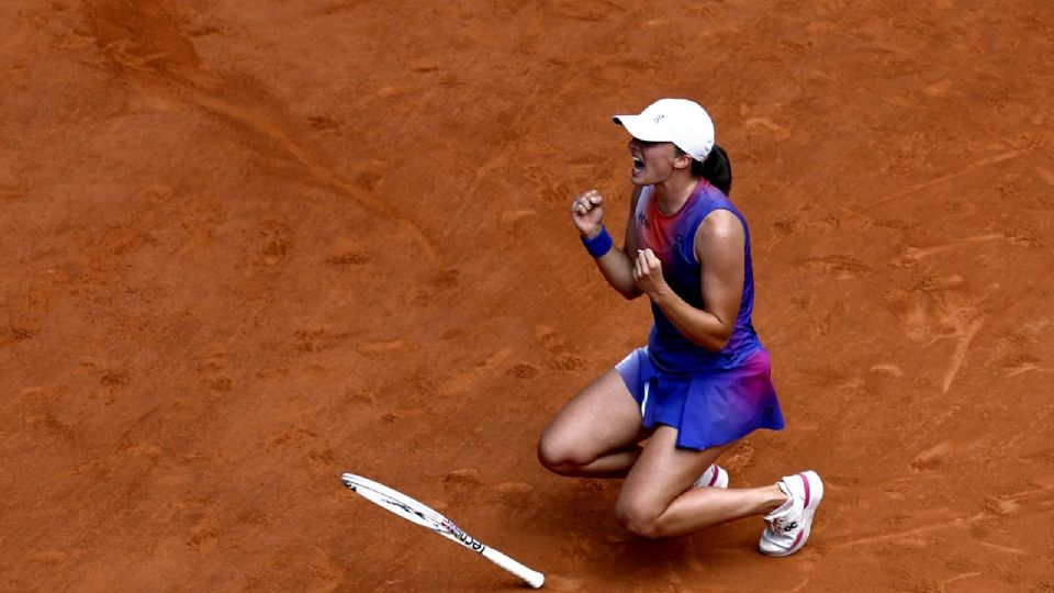 La polaca Iga Swiatek celebra su victoria en la final de Roland Garros