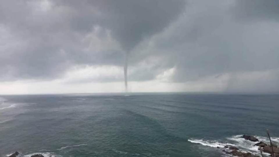 Tromba marina en las bahías de Huatulco, Oaxaca.