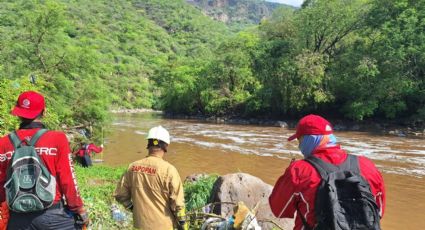 Corriente de río arrastra a 3 jóvenes que se tomaban fotos; uno está desaparecido