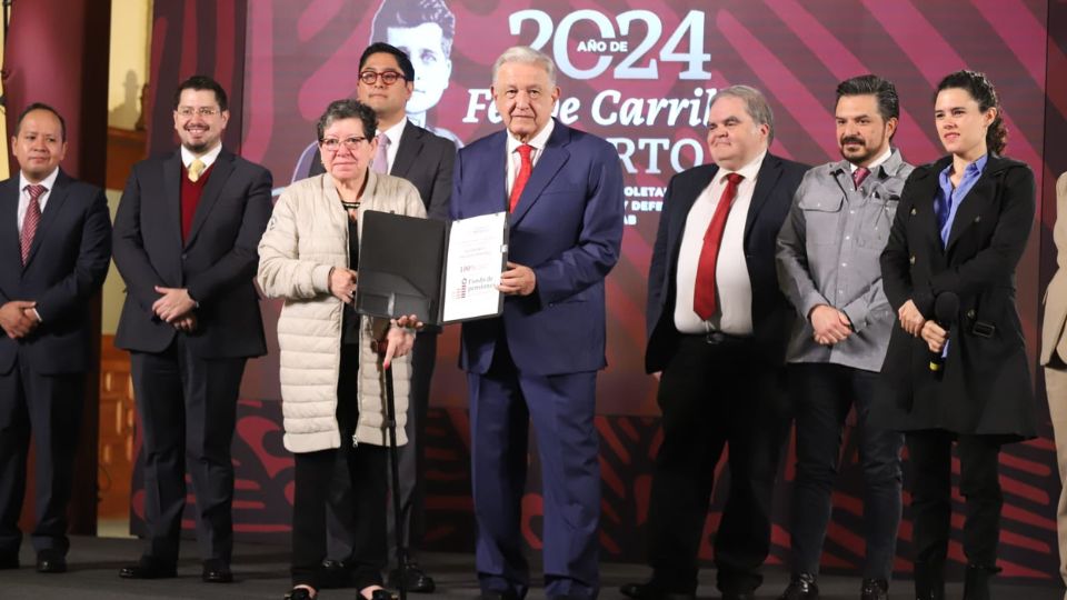 Presidente López Obrador lleva a los beneficiados a su conferencia de prensa | X / @zoerobledo