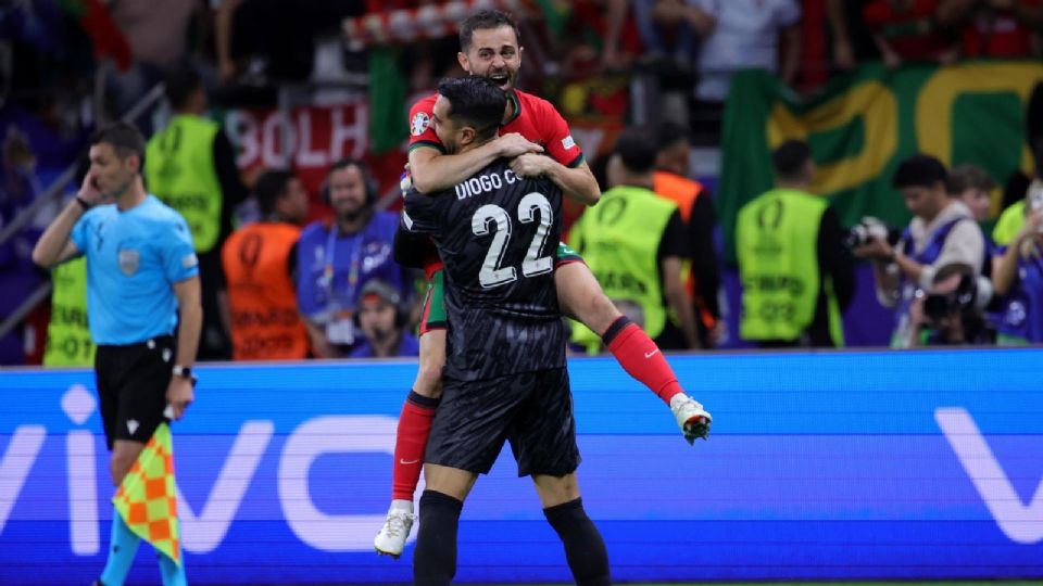 Bernardo Silva de Portugal celebra con su compañero portero Diogo Jota.