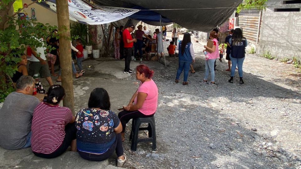 Vecinos afectados por deslave del cerro del Topo Chico.