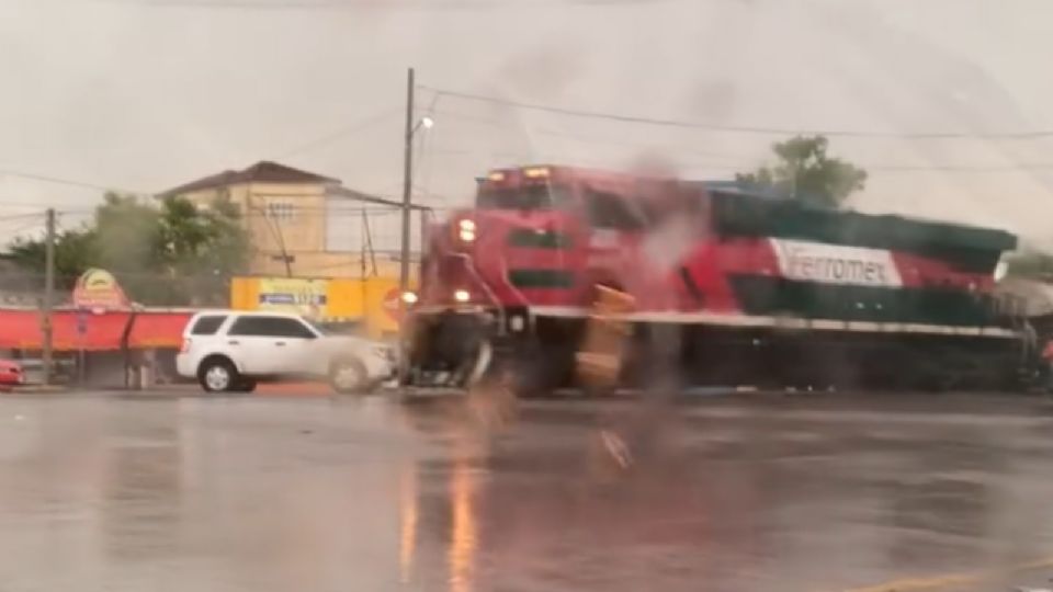 Momento exacto en el que el tren impacta a una camioneta en Cd. Victoria, Tamaulipas.