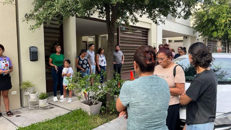 Vecinos de la colonia Siete Colinas, sector Palatino, en Guadalupe, Nuevo León.