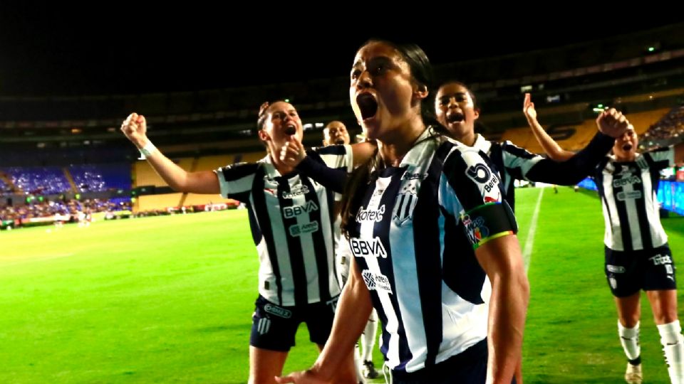 Rebeca Bernal celebra su anotación frente a Tigres Femenil en el Campeón de Campeonas en el Estadio Universitario