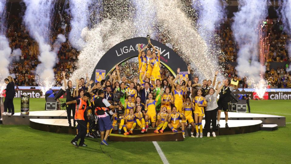 El equipo de Tigres Femenil levanta el título de Campeón de Campeonas tras vencer a Rayadas