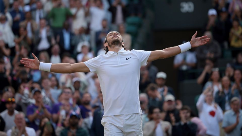 Lorenzo Musetti celebra después de ganar el partido de cuartos de final contra Taylor Fritz en Wimbledon.