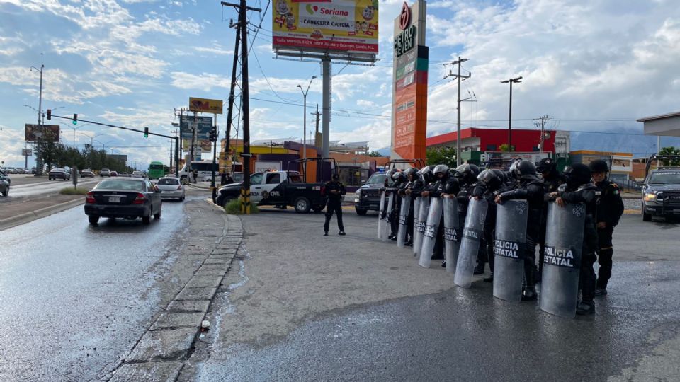 Elementos de Fuerza Civil sobre la avenida Heberto Castillo, en García.