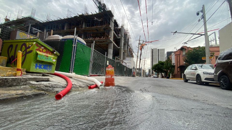 Desfogue de agua en construcción Vía Zócalo.