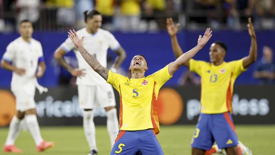 Kevin Castaño y Yerry Mina reaccionan ante la derrota de Uruguay en la Copa América 2024.