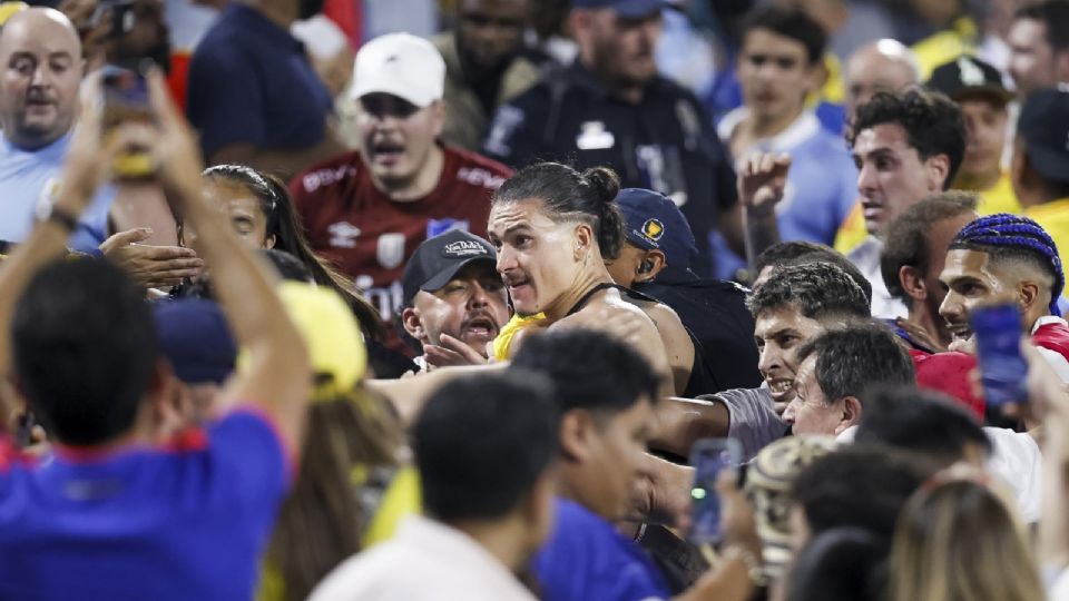 Jugadores de Uruguay se pelearon con la afición de Colombia al finalizar el partido.