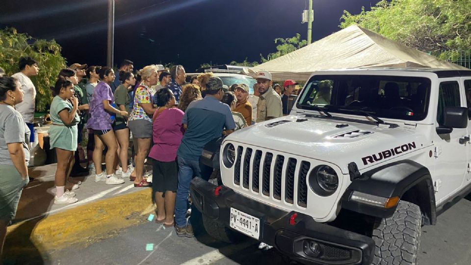 Vecinos al exterior de La Huasteca.