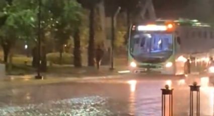 Chofer ignora a pasajero que pidió bajo la lluvia subir a camión en Monterrey