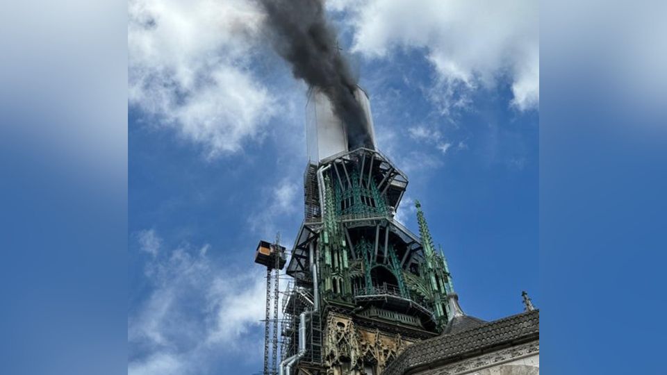 La aguja de la catedral de la ciudad francesa de Rouen, en la región de Normandía, sufrió un incendio este jueves | EFE